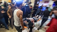 نقل فلسطيني مصاب جراء القصف الإسرائيلي إلى المستشفى