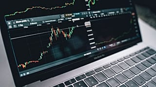 График фондового рынка на экране компьютера