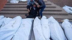 فلسطينيون ينعون أقاربهم الذين قتلوا في القصف الإسرائيلي لقطاع غزة، في مستشفى خان يونس، الأحد 3 ديسمبر 2023.