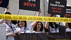Protesta de activistas climáticos contra los combustibles fósiles este martes en los alrededores de la Cumbre del Clima en Dubái