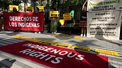 Ακτιβιστές συμμετέχουν σε διαδήλωση για τα δικαιώματα των αυτοχθόνων στην COP28