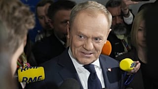 Donald Tusk újságírók gyűrűjében, Varsóban