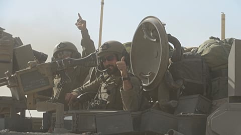 عناصر من الجيش الإسرائيلي داخل دبابة في جنوب قطاع غزة