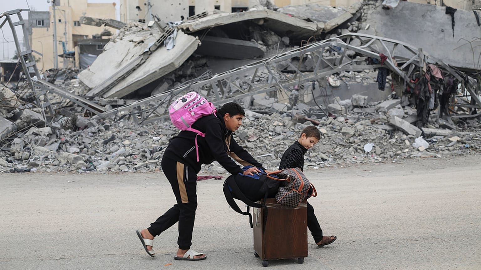 Dos adolescentes palestinos abandonan sus hogares y caminan hacia el sur de la Franja de Gaza en busca de refugio, debido a los bombardeos de Israel.