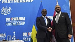 James Cleverly (j.) brit és Vincent Biruta ruandai külügyminiszter Kigaliban