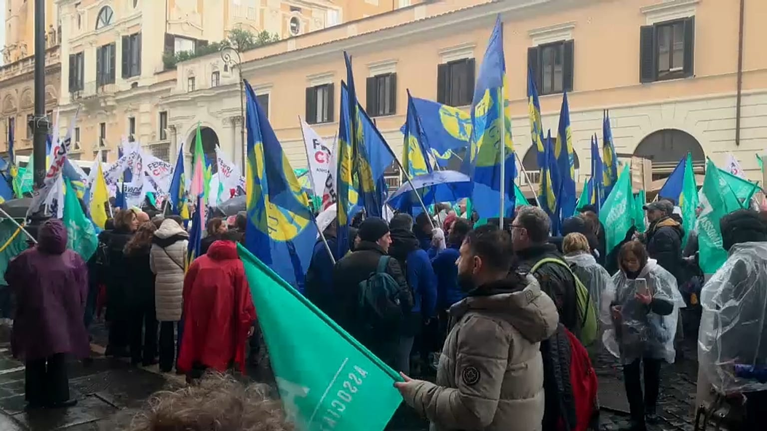 Imagen de varios manifestantes reunidos en Roma para protestar contra las condiciones laborales en el sector sanitario público.