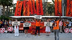 Klimaaktivisten protestieren gegen Fossile Energien auf der COP28 in Dubai. 