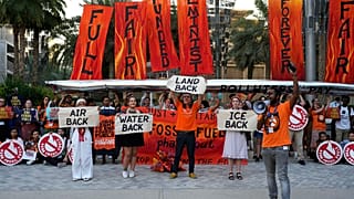 Klimaaktivisten protestieren gegen Fossile Energien auf der COP28 in Dubai.