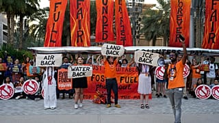 Des militants manifestent contre les combustibles fossiles lors du Sommet sur le Climat de l’ONU, COP28, le mardi 5 décembre 2023, à Dubaï, aux Émirats arabes unis.
