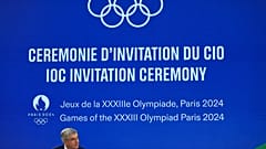 Il presidente del Comitato olimpico internazionale (Cio) Thomas Bach assiste alla cerimonia di invito del Cio, a un anno dalle Olimpiadi del 2024 (26 luglio 2023)