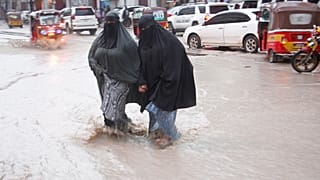 نساء صوماليات يمشين في مقديشو خلال سيل سببته الأمطار الغزيرة