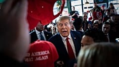 El expresidente Donald Trump llega para hablar en un mitin de Commit to Caucus celebrado el sábado en Whiskey River