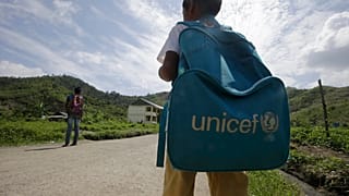Bambino con zaino Unicef