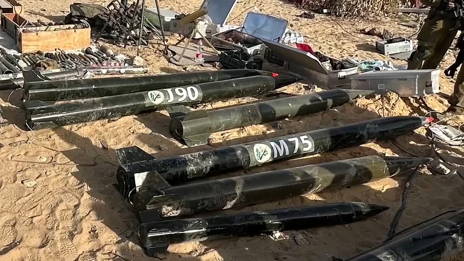 صور نشرها الجيش الإسرائيلي قائلا إنها تظهر أكبر مخزن للأسلحة في قطاع غزة