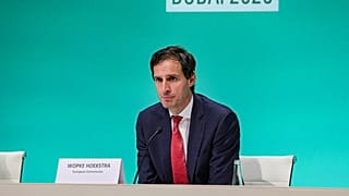 المفوّض الأوروبي المكلّف شؤون المناخ فوبكه هويكسترا  خلال مؤتمر الأمم المتحدة للمناخ (كوب28) دبي