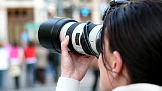 صحافية تلتقط صورة 