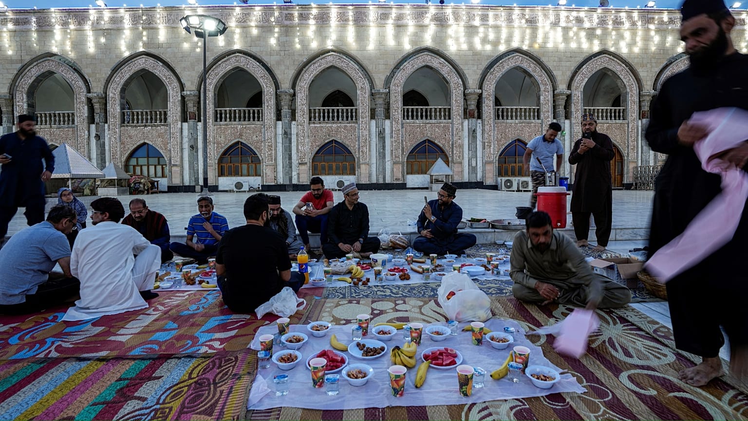 فطور في جامع الشيخ عبد القادر الكيلاني في بغداد