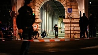 Судебные полицейские работают на месте ножевого ранения в Париже 2 декабря 2023 года.
