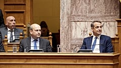 Ο πρωθυπουργός Κυριάκος Μητσοτάκης (Δ) και ο υπουργός Εθνικής Οικονομίας και Οικονομικών Κωστής Χατζηδάκης (Α), παρακολουθούν ομιλίες στη συζήτηση και ψήφιση του νομοσχεδίου τ
