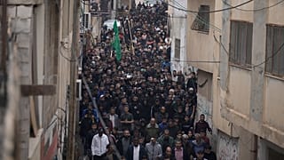 فلسطينيون يشيعون معاذ زهران في مخيم الفارعة بالضفة الغربية المحتلة
