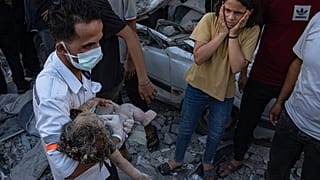 O socorro a uma criança atingida pela guerra entre Israel e o Hamas, na Faixa de Gaza