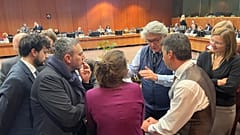 Ein vom Team von Kommissar Breton gepostetes Bild zeigt die Marathongespräche zwischen dem Europäischen Parlament und dem Rat über den AI Act.