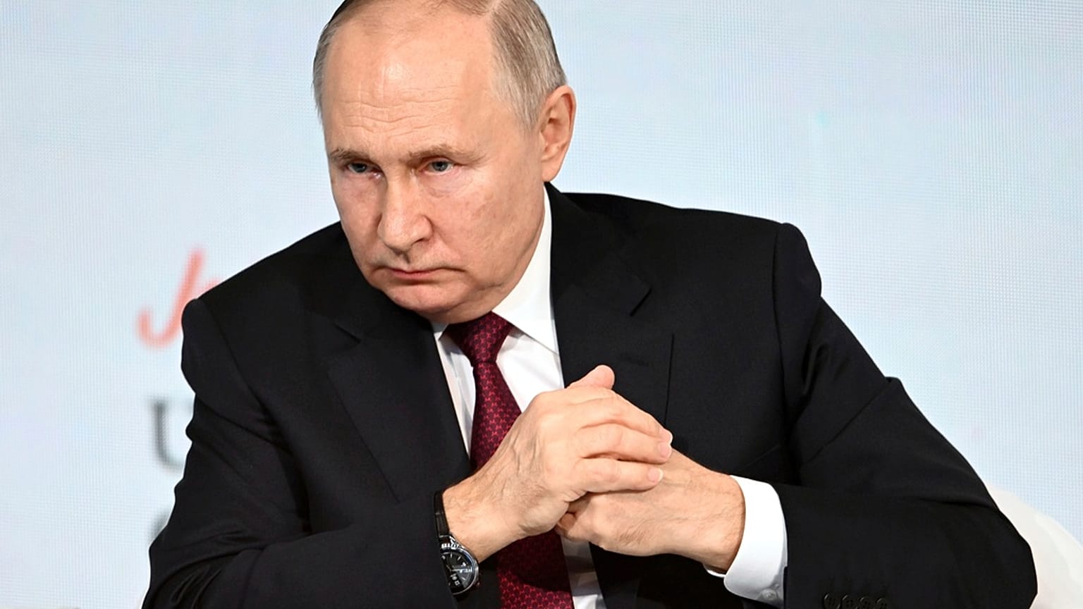 Der russische Präsident Wladimir Putin spricht während einer Plenarsitzung des IX. Internationalen Kulturforums in  St. Petersburg, Russland.