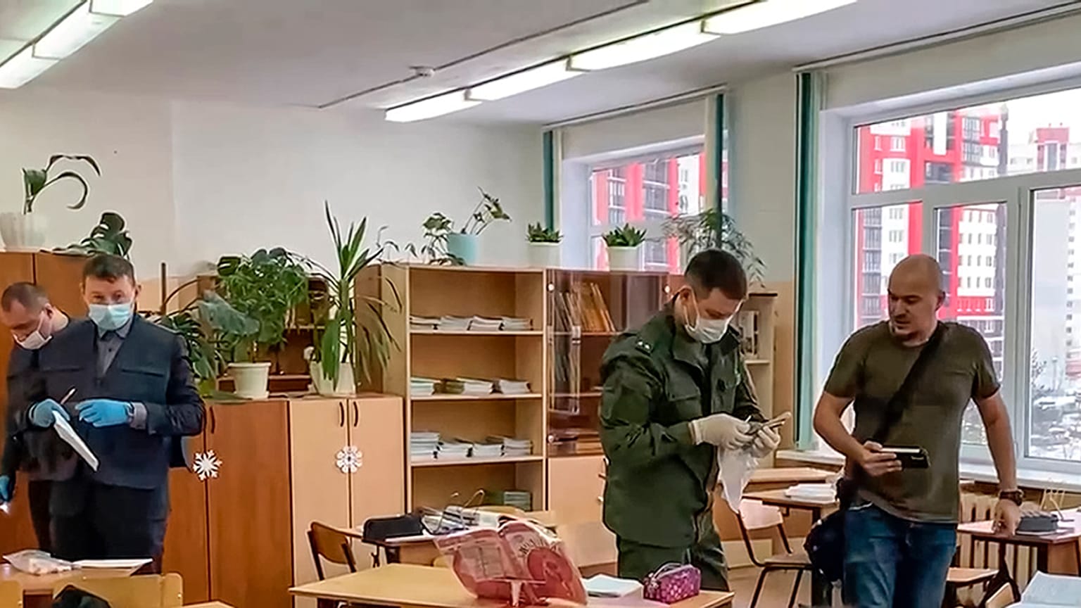 Ermittler arbeiten am Tatort der Schießerei in einem Klassenzimmer einer Schule in Brjansk, Russland.