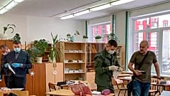 Ermittler arbeiten am Tatort der Schießerei in einem Klassenzimmer einer Schule in Brjansk, Russland.