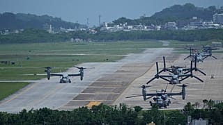 Un avión de transporte estadounidense MV-22B Osprey, a la izquierda, realiza el rodaje tras volar de regreso a Estados Unidos.