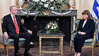رئيسة اليونان كاترينا ساكيلاروبولو ونظيرها التركي رجب طيب إردوغان خلال لقائهما في القصر الرئاسي في أثينا، اليونان.