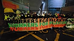 Protestocular, şirketin İsrail'in silah üretimiyle olan ilişkisi nedeniyle Glasgow'daki BAE Systems fabrikasının kapılarını kapattı 