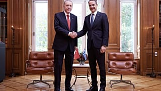 Ο Έλληνας πρωθυπουργός Κυριάκος Μητσοτάκης υποδέχεται τον Πρόεδρο της Τουρκίας Ταγίπ Ερντογάν, κατά τη διάρκεια συνάντησής τους στο Μέγαρο Μαξίμου