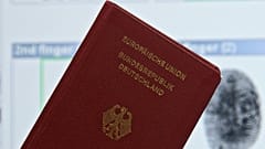 Yerel yetkililere, başvuru sahibinin beyanı imzalamayı reddetmesi halinde vatandaşlığa alınma talebini reddetmeleri talimatı verildi