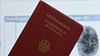 Yerel yetkililere, başvuru sahibinin beyanı imzalamayı reddetmesi halinde vatandaşlığa alınma talebini reddetmeleri talimatı verildi