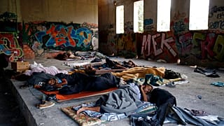 Migranti dormono accampati sulla rotta balcanica