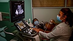Hamile bir kadını ultrasona ile inceleyen bir doktor (arşiv)