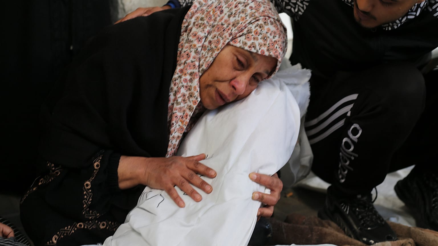 أم فلسطينية تودع ابنها بعد قصف إسرائيلي في رفح، قطاع غزة