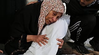 أم فلسطينية تودع ابنها بعد قصف إسرائيلي في رفح، قطاع غزة
