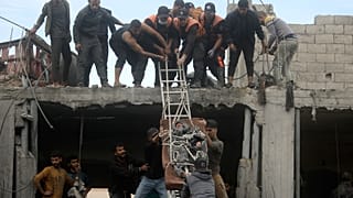 Un hombre es rescatado de un edificio destruido tras los ataques aéreos israelíes en el campo de refugiados de Jan Yunis, en el sur de la Franja de Gaza