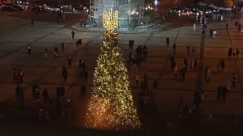 La place Sophia de Kyiv illuminée par son sapin de Noël