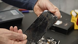 "Sustituir es lo normal": ¿Es difícil reparar tu smartphone?