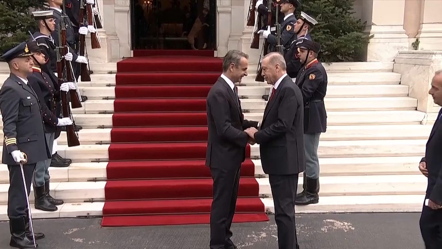Imagen del primer ministro de Grecia, Kyriakos Mitsotakis, y el presidente de Turquía, Recep Tayyip Erdoğan, en su encuentro en Atenas.