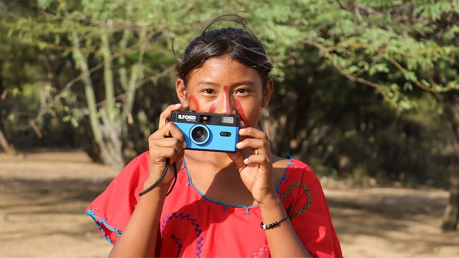 Manuela, de 13 años, de la comunidad indígena wayuu, toma una foto.