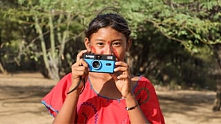 Manuela, 13 ans, de la communauté indigène Wayuu, prend une photo.