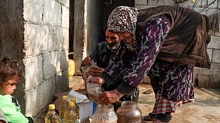 عائلة نازحة في مخيمات إدلب