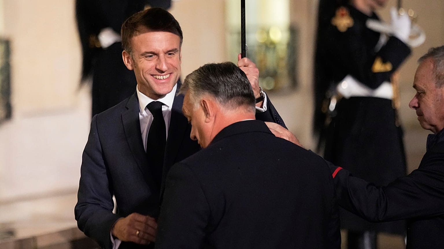 Il presidente francese Macron accoglie il premier ungherese Orban all'Eliseo