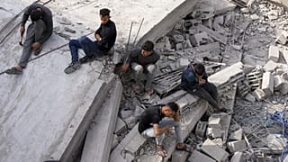 Az al-Nadi család a bombázásokban összedőlt házuk romjainál