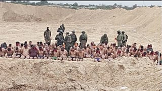 صورة مأخوذة من فيديو نشره الإعلام الإسرائيلي وفيه معتقلون فلسطينيون جبرهم الجيش الإسرائيلي على خلع ملابسهم