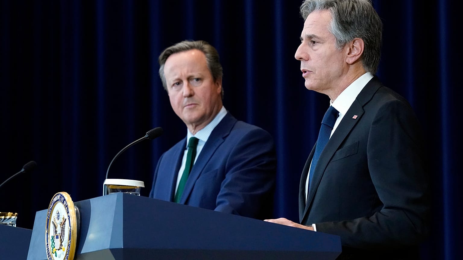 Blinken, İngiltere Dışişleri Bakanı David Cameron ile görüştükten sonra basın toplantısı düzenledi